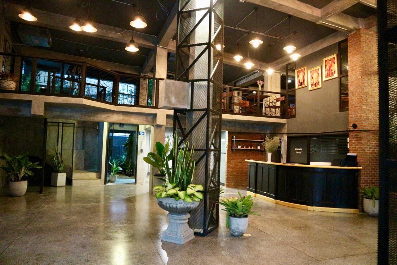 Hugnur Hostel And Coffee Chiang Mai Bagian luar foto