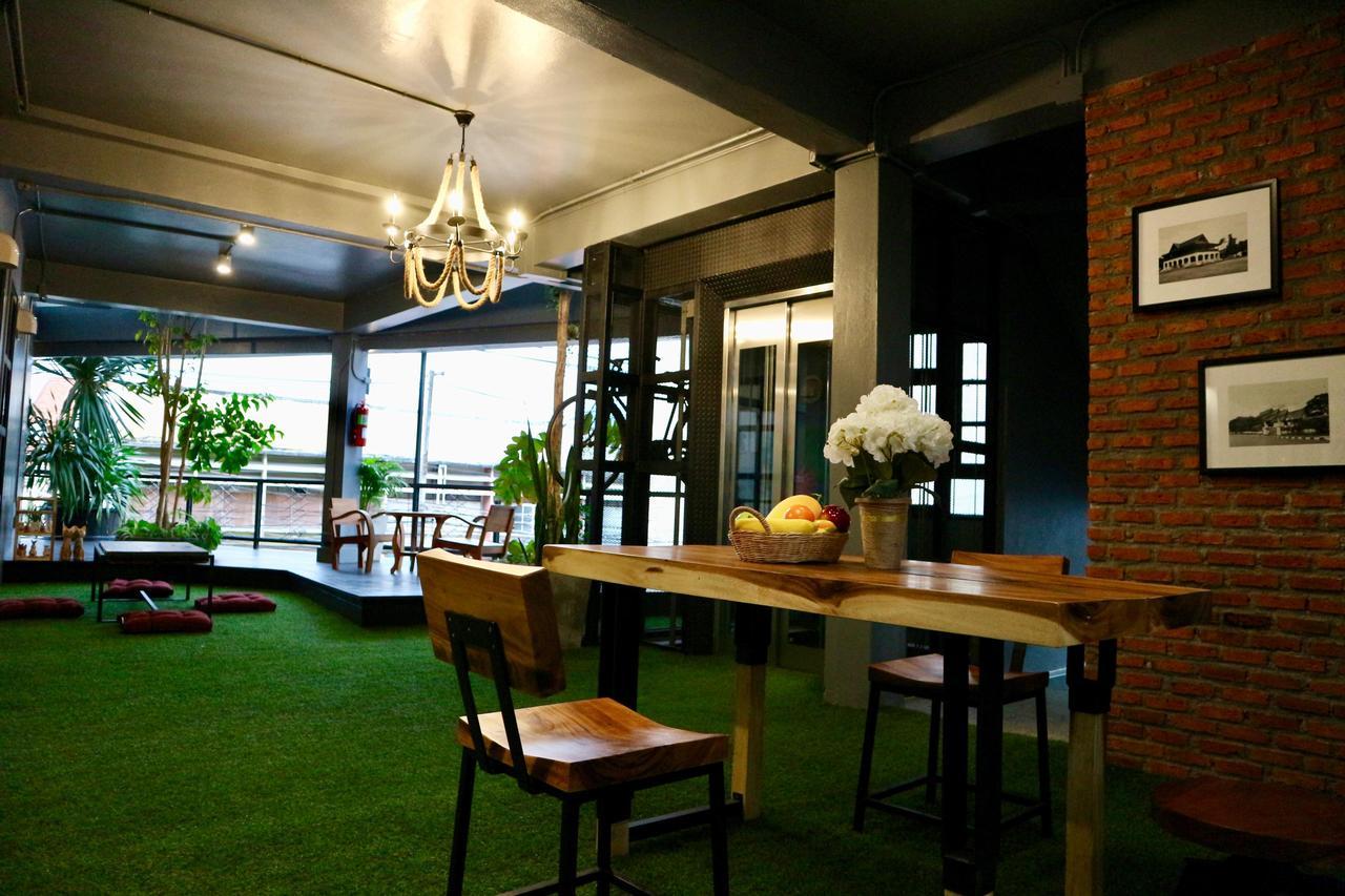 Hugnur Hostel And Coffee Chiang Mai Bagian luar foto