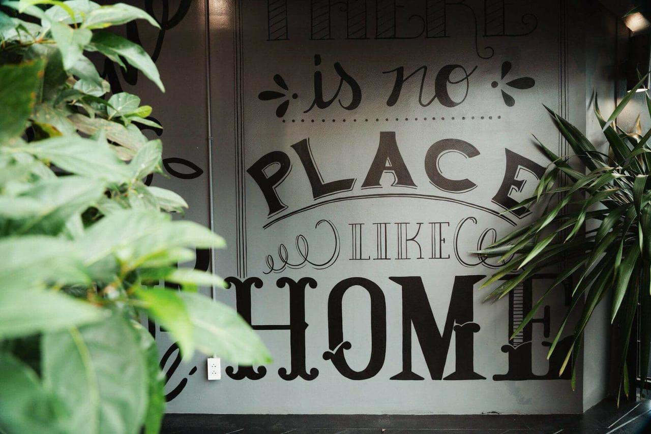 Hugnur Hostel And Coffee Chiang Mai Bagian luar foto