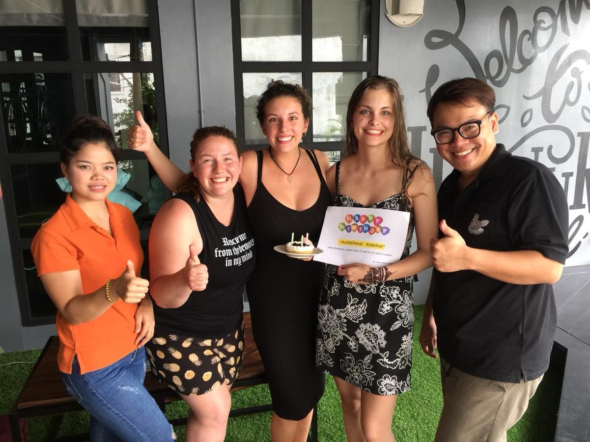 Hugnur Hostel And Coffee Chiang Mai Bagian luar foto