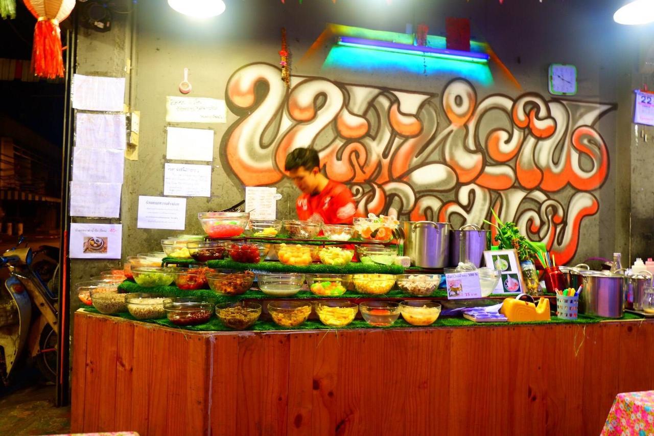 Hugnur Hostel And Coffee Chiang Mai Bagian luar foto