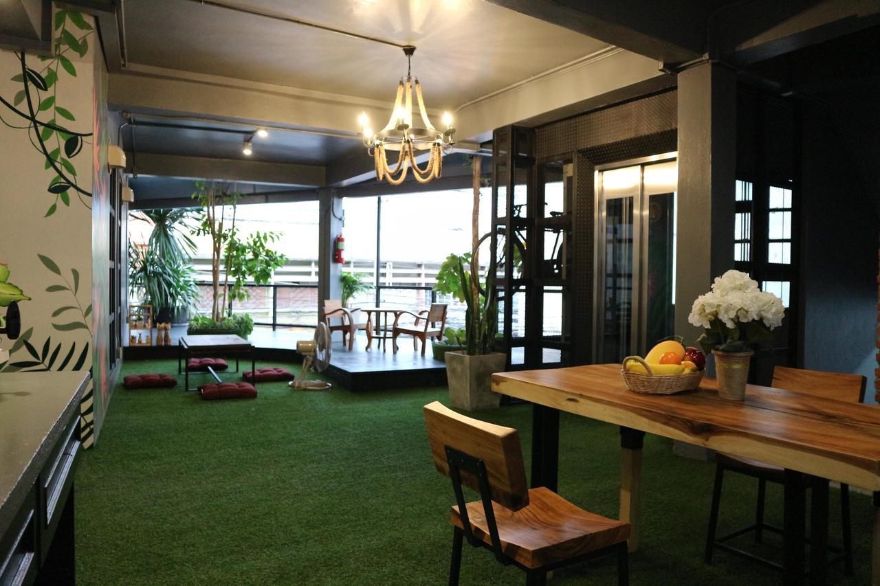 Hugnur Hostel And Coffee Chiang Mai Bagian luar foto