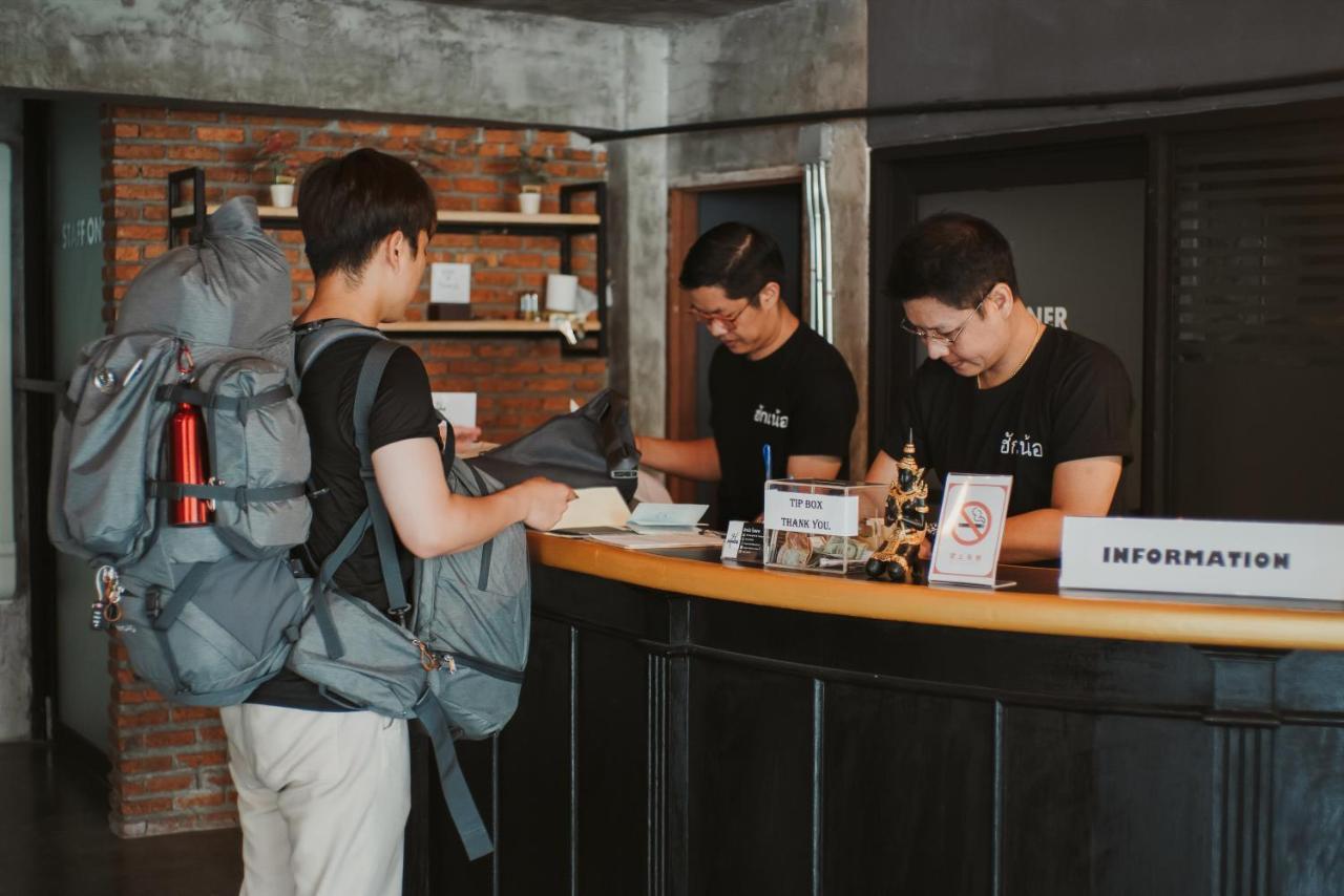 Hugnur Hostel And Coffee Chiang Mai Bagian luar foto