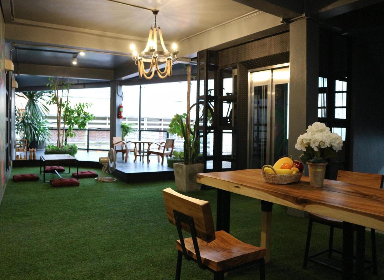 Hugnur Hostel And Coffee Chiang Mai Bagian luar foto