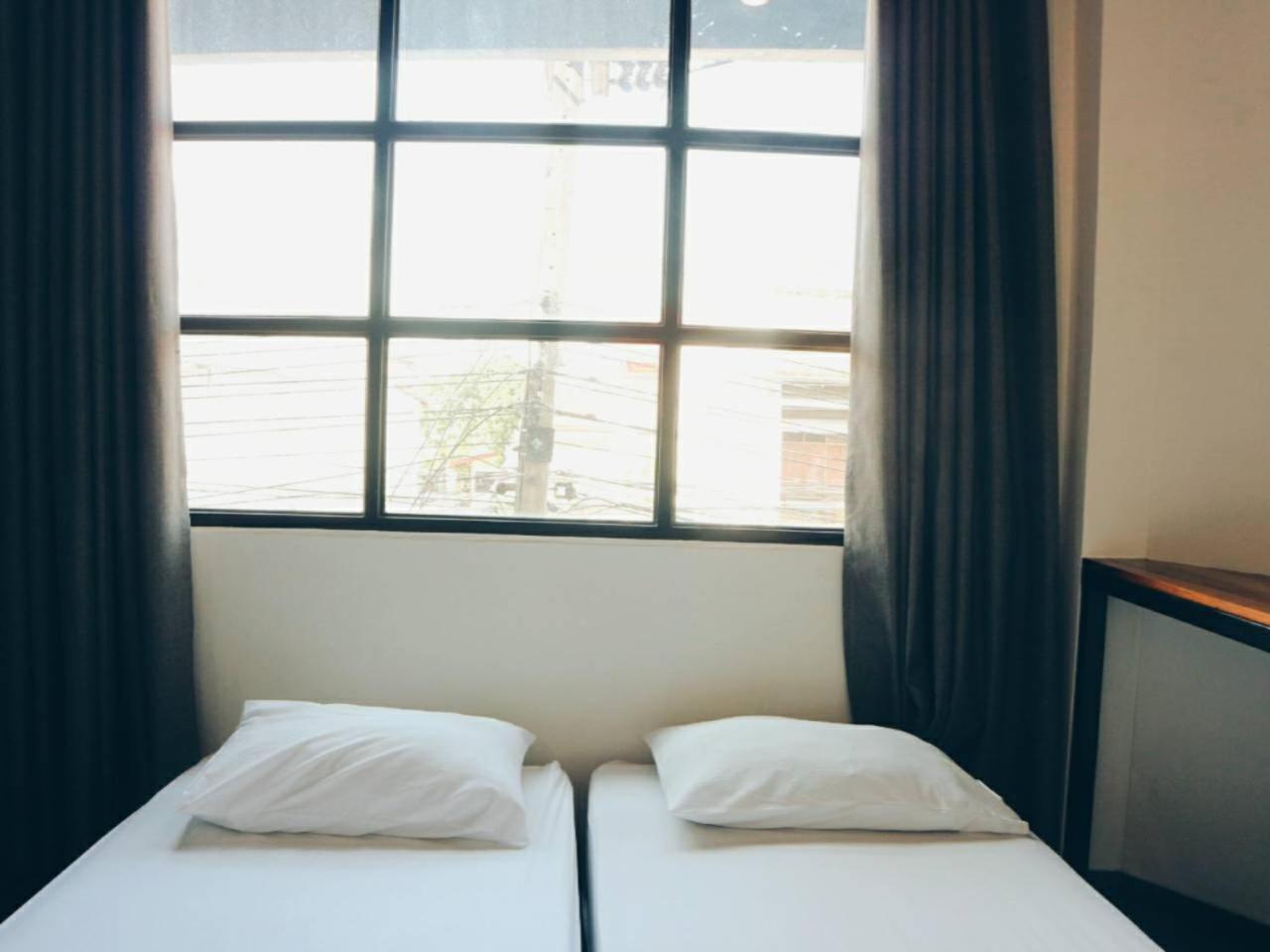 Hugnur Hostel And Coffee Chiang Mai Bagian luar foto