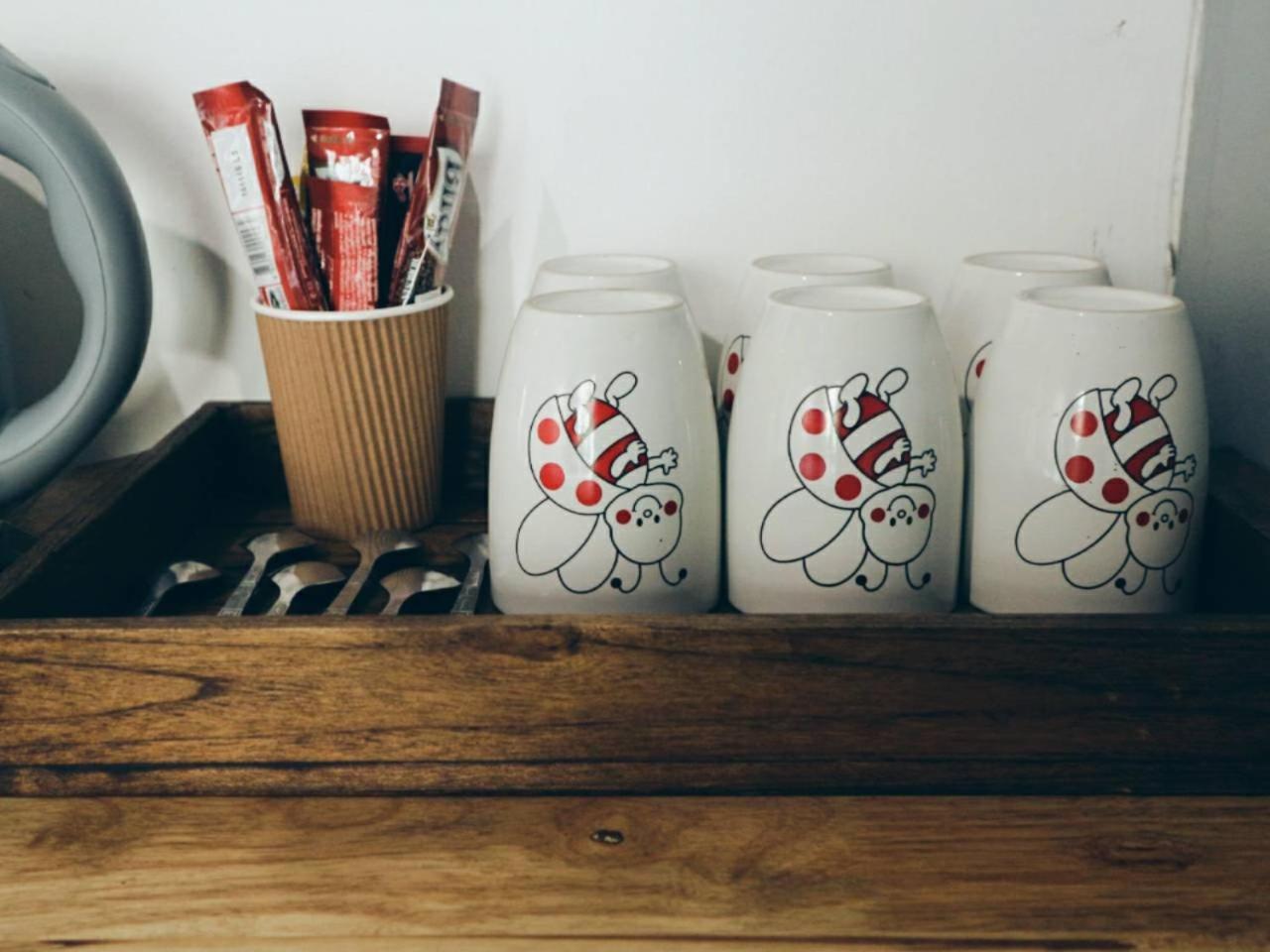 Hugnur Hostel And Coffee Chiang Mai Bagian luar foto