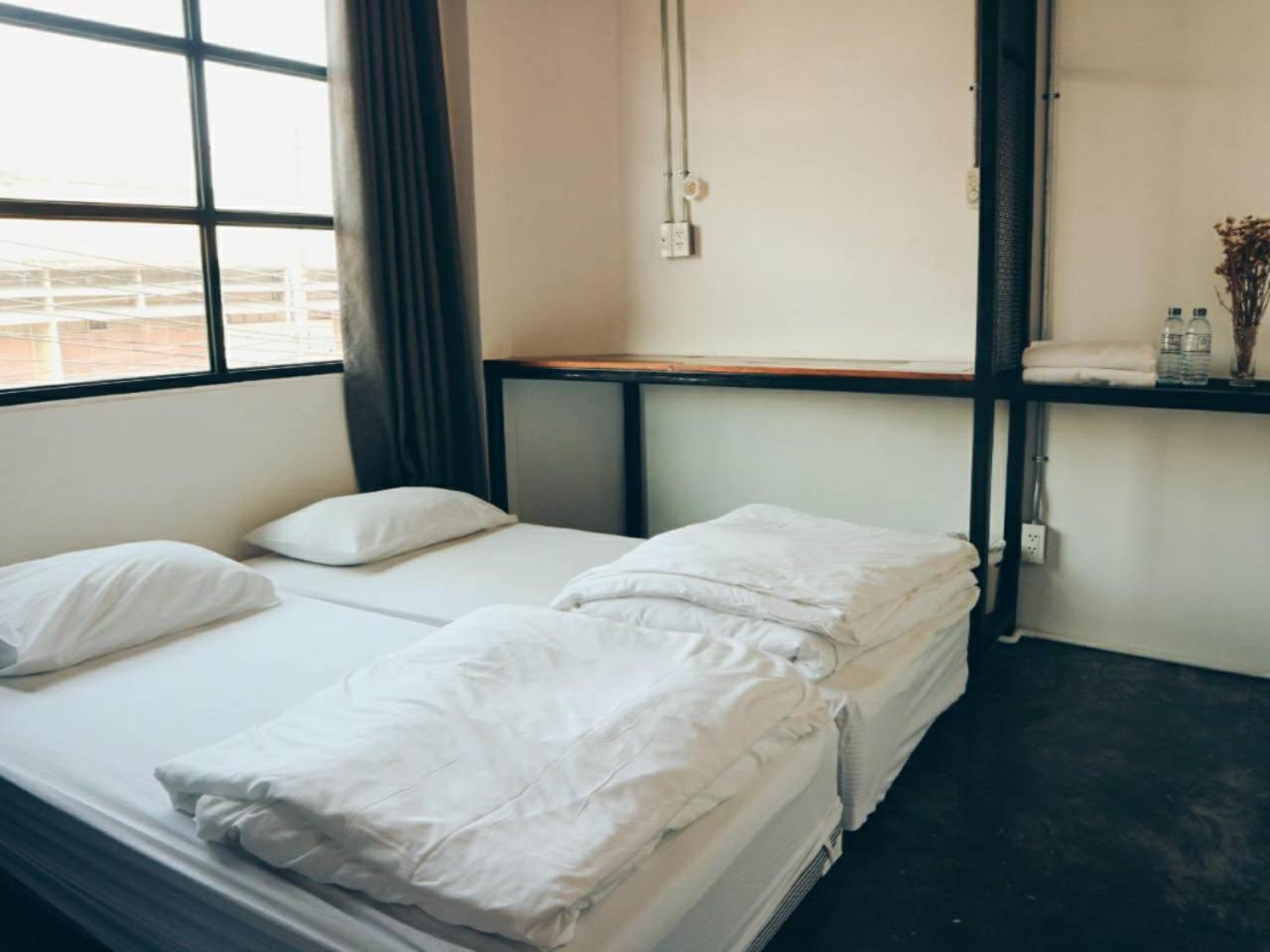 Hugnur Hostel And Coffee Chiang Mai Bagian luar foto