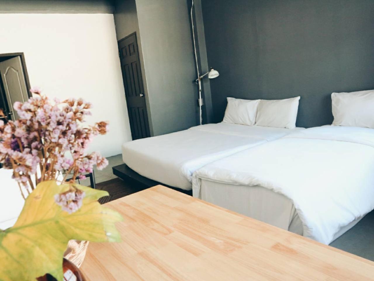 Hugnur Hostel And Coffee Chiang Mai Bagian luar foto