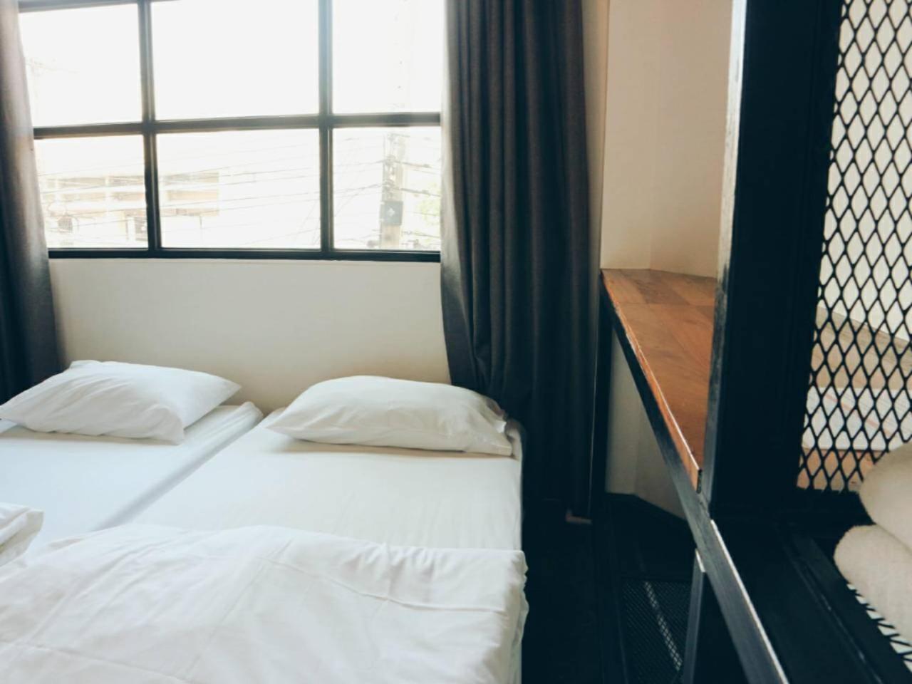 Hugnur Hostel And Coffee Chiang Mai Bagian luar foto