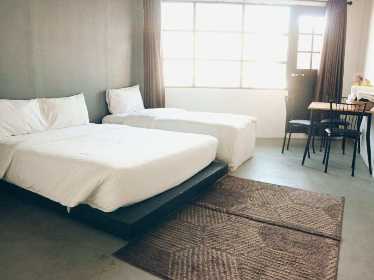 Hugnur Hostel And Coffee Chiang Mai Bagian luar foto