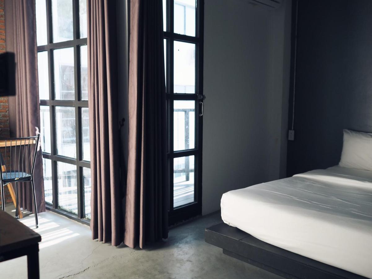 Hugnur Hostel And Coffee Chiang Mai Bagian luar foto