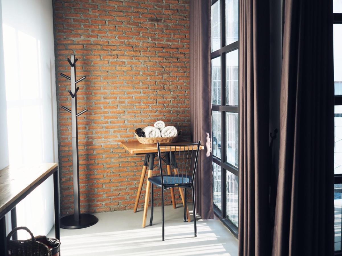 Hugnur Hostel And Coffee Chiang Mai Bagian luar foto