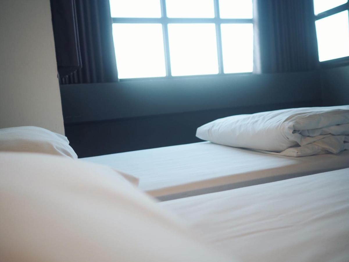 Hugnur Hostel And Coffee Chiang Mai Bagian luar foto